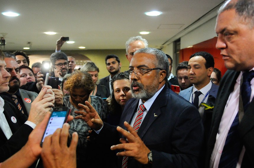 Senadores tentam acordo