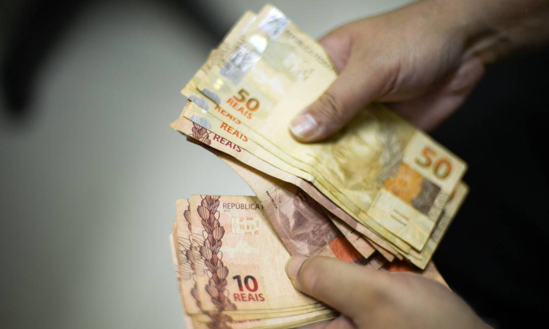 Governo vai antecipar 13º do INSS e liberar saque de R$ 1 mil do FGTS ainda este mês