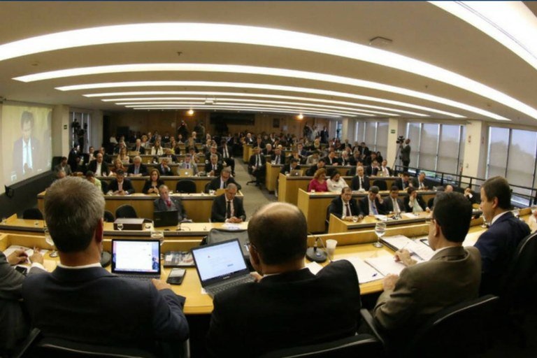 Governo acuado