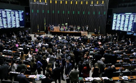 VOTAÇÃO RÁPIDA NO PLENÁRIO, APROVEITANDO AUSÊNCIA DE OPOSIÇÃO